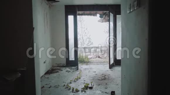 一家废弃旅馆的内部视频的预览图