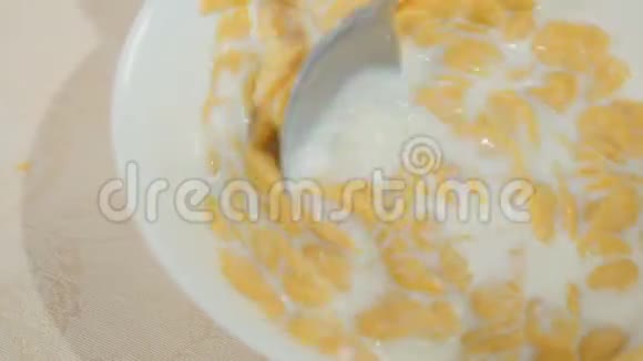 牛奶和面粉用勺子混合视频的预览图
