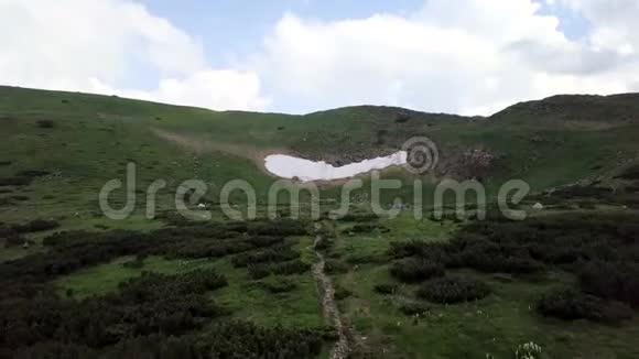 喀尔巴阡山脉的尼萨莫韦特高原游客鸟的视野视频的预览图