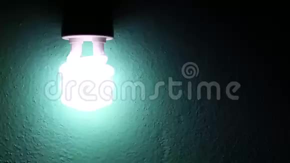 墙上的灯泡照明视频的预览图