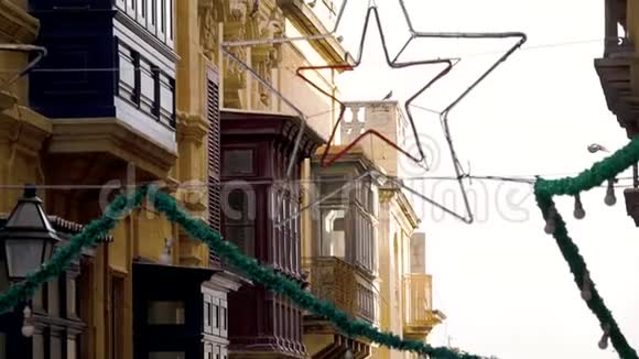马耳他瓦莱塔的阳台和街道装饰密集建筑首都家园建筑街道视频的预览图