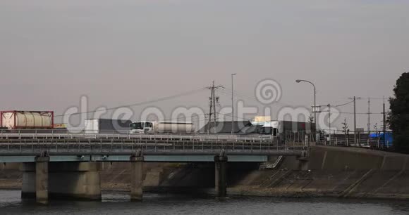 在日本横井一岛的英祖里区桥上飞驰的汽车视频的预览图