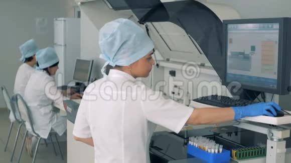 三个现代实验室的实验室工作人员视频的预览图