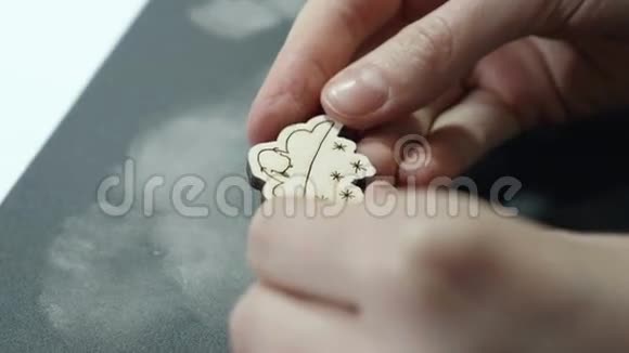 一位艺术家看着砂纸上磨碎的木制品视频的预览图