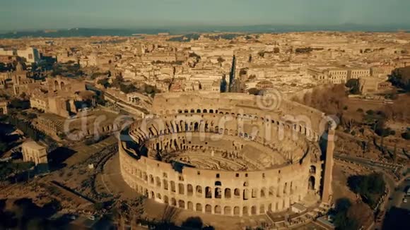意大利罗马最受欢迎的标志性建筑竞技场的空中拍摄视频的预览图