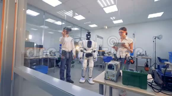 一个人戴着VR眼镜测试机器人视频的预览图