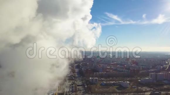 驾驶飞机从管道里喷出烟雾视频的预览图