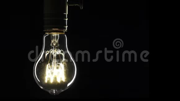 爱迪生的灯泡从电流中慢慢地发光视频的预览图