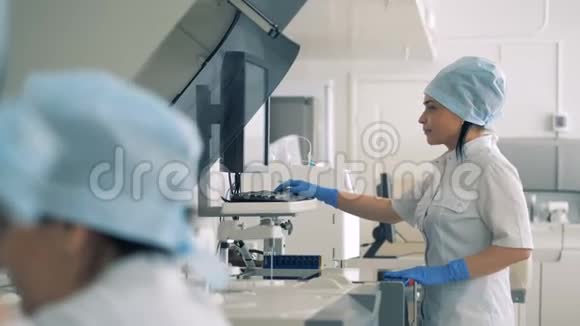 一名护士在验血机上工作屏幕上的医生类型而特殊机器则开始在视频的预览图