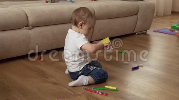 小女孩正在用蜡笔在地板上画画视频的预览图
