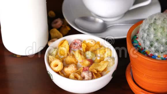 从一个白色的碗里刨花和吃麦片玉米片和泡沫圈视频的预览图