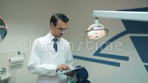 牙科诊所使用药片的牙医视频的预览图
