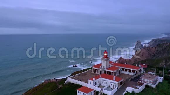 葡萄牙Roca角的灯塔叫做CabodaRoca鸟瞰图视频的预览图