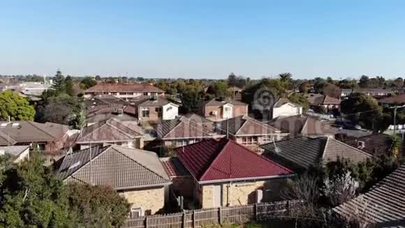 天空蔚蓝的郊区上空升起的无人机镜头视频的预览图