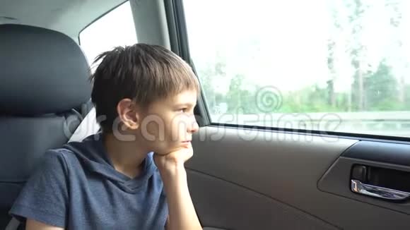 父母吵架后伤心的男孩坐在车里4公里视频的预览图