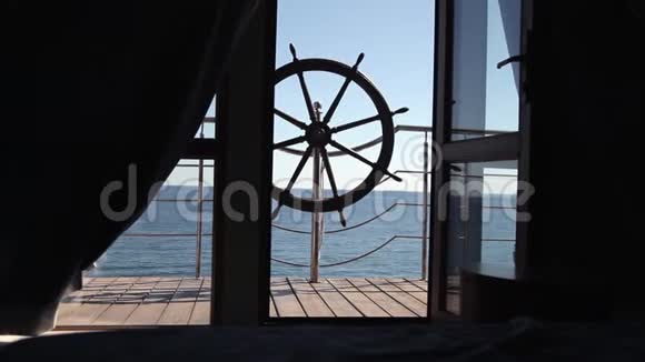 俯瞰大海的露台上是方向盘从房间到露台的景色视频的预览图