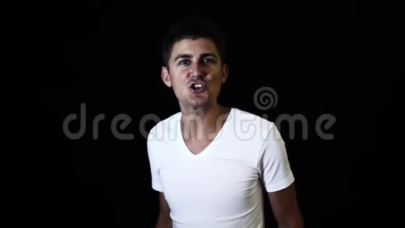 可爱的运动型男士时尚的发型白色t恤在镜头前激情地歌唱视频的预览图
