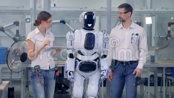 工程师和机器人一起行走视频的预览图