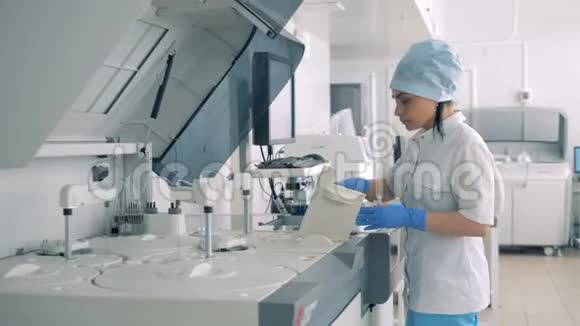 一位女科学家在实验室用现代设备检测血样视频的预览图