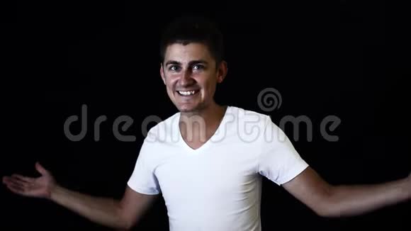 穿着白色t恤发型时尚的帅哥在镜头前情绪演唱视频的预览图