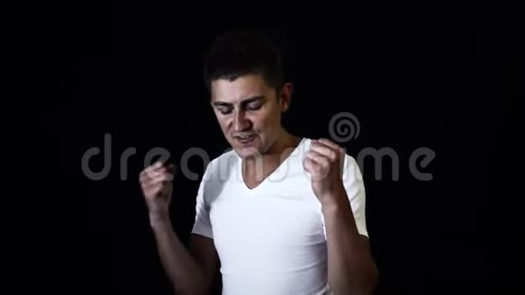 穿着白色t恤发型时尚的帅哥在镜头前情绪演唱视频的预览图