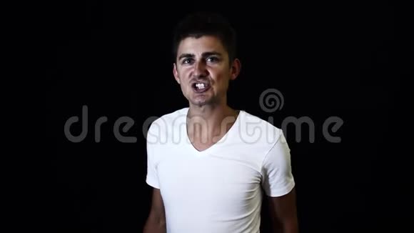 有魅力的男人发型时尚穿着白色t恤在镜头上进行情感演讲视频的预览图