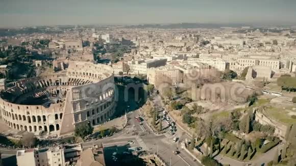 意大利著名的罗马竞技场圆形剧场的空中景观视频的预览图