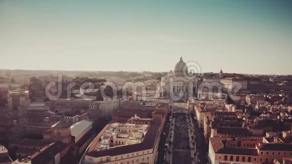 意大利罗马梵蒂冈城和拥挤的ViaDellaConciliazione的空中拍摄视频的预览图