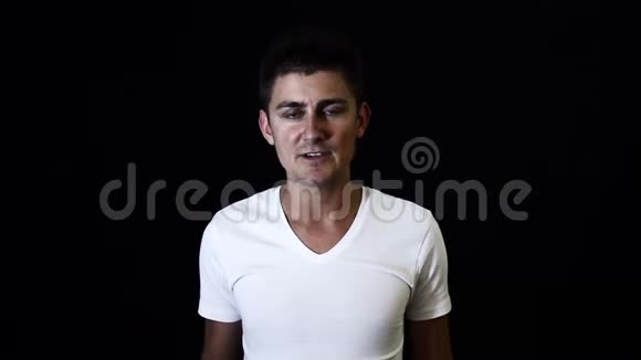 穿着白色t恤的英俊的灰发男在镜头前情绪激动视频的预览图