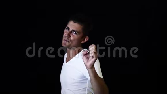 穿着白色t恤的帅哥短发用手在镜头上打手势唱歌视频的预览图