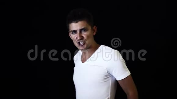 迷人的男人时尚的发型穿着白色t恤在镜头上有感情地唱歌视频的预览图