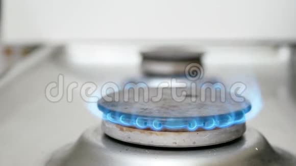 厨房炉子上的蓝色火焰视频的预览图