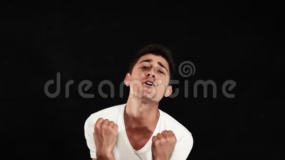 精力充沛的短发穿着白色t恤的家伙在感情上唱歌和感动视频的预览图