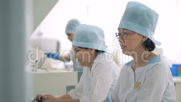护士在实验室工作使用计算机和其他医疗设备高清视频的预览图