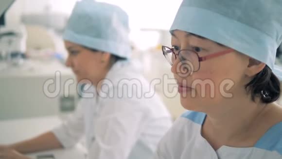 一名护士在医院工作时看着一名班长高清视频的预览图