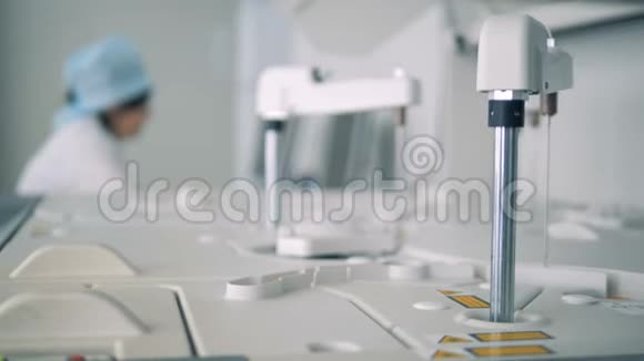 特殊医疗器械分析样本而医生在电脑上工作视频的预览图