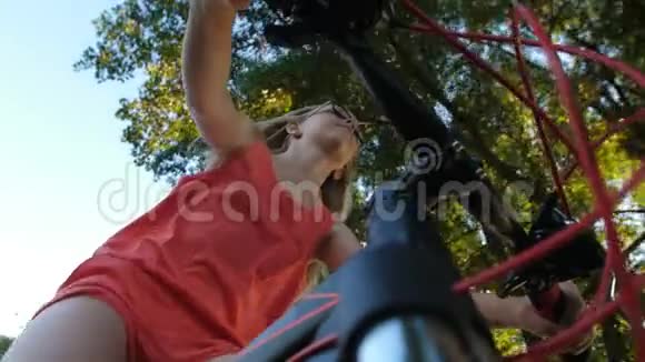 夏季少女骑自行车的低角度视频的预览图