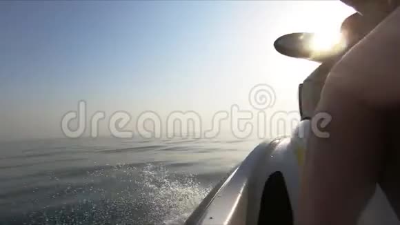 在海上驾驶喷气式滑雪板的人视频的预览图