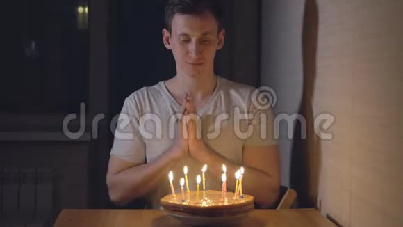 帅哥在节日蛋糕上吹蜡烛视频的预览图