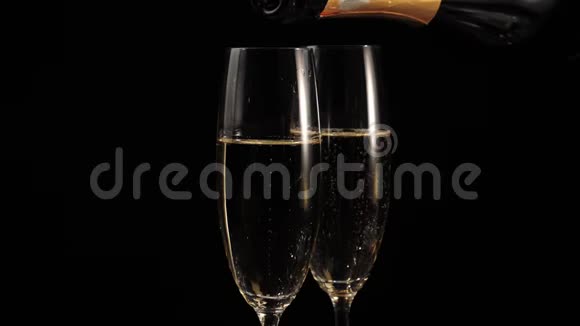 好香槟酒两杯黑背景香槟配有起泡葡萄酒的长笛手推金香槟视频的预览图
