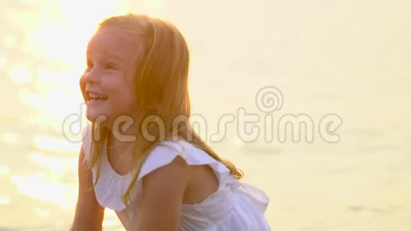 小女孩在户外玩水的孩子快乐的孩子快乐的孩子在水中玩耍暑假假期视频的预览图