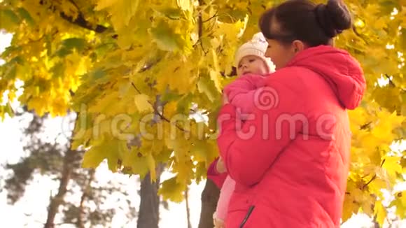 宝贝和妈妈在看秋叶和妈妈接吻视频的预览图