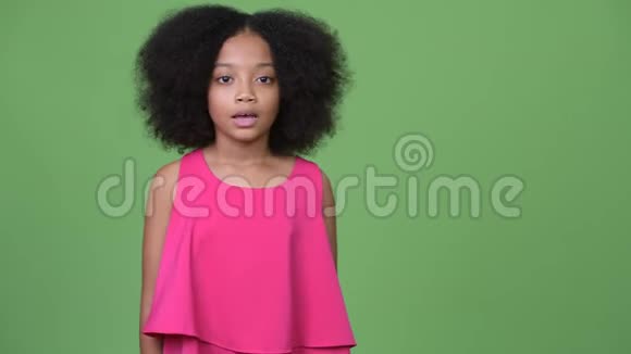 年轻可爱的非洲女孩一头非洲头发一边对着镜头微笑视频的预览图