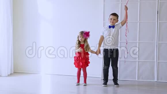 有气球的男孩和女孩朋友视频的预览图