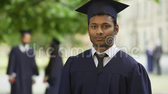 穿着毕业服装的男人手里拿着毕业证书微笑着取得成就视频的预览图