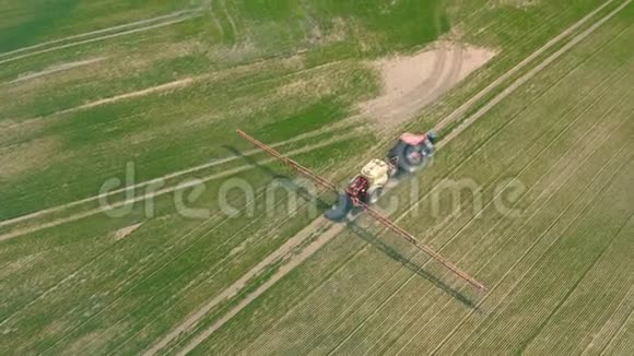 灌溉农田的拖拉机的鸟瞰图视频的预览图