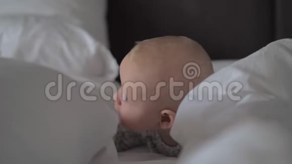 一张白色床单上可爱的女婴的特写视频的预览图