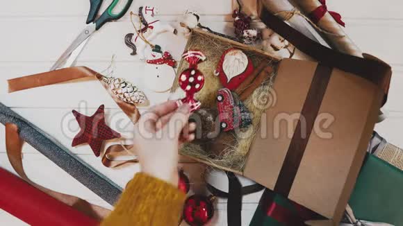 彩色的圣诞和新年交替礼品盒放在木桌上顶部有空白请停止视频的预览图