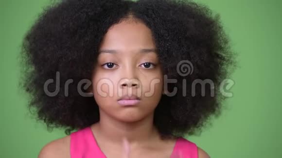 年轻可爱的非洲女孩非洲头发遮住眼睛就像三只聪明的猴子视频的预览图