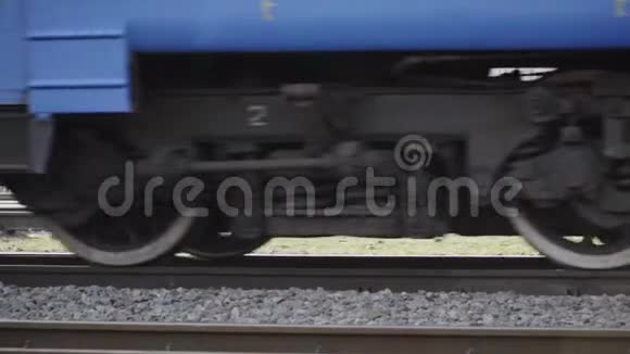 火车在铁轨上缓慢行驶的车轮视频的预览图